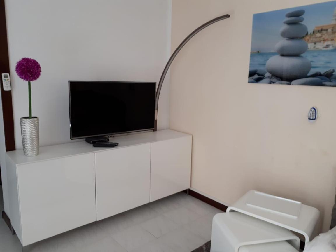 شقة Apartmen Relax 200 M T Beach روفينج المظهر الخارجي الصورة